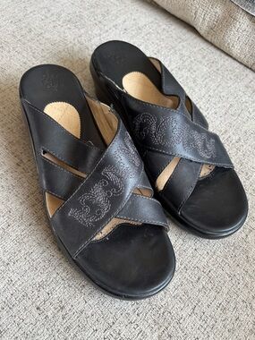 Ariat Women’s Black Embroidered Slide Sandals Size 8.5